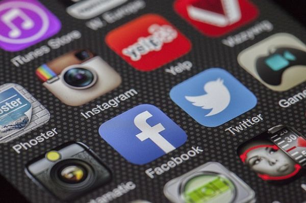 illustration des réseaux sociaux sur un smartphone