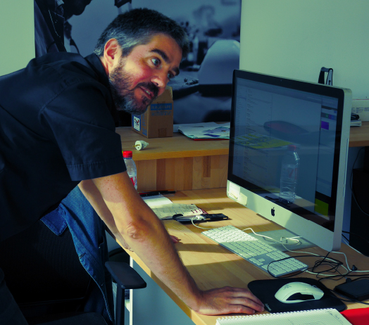 bicom-dominique-agence-graphisme-technique Dominique devant son bureau