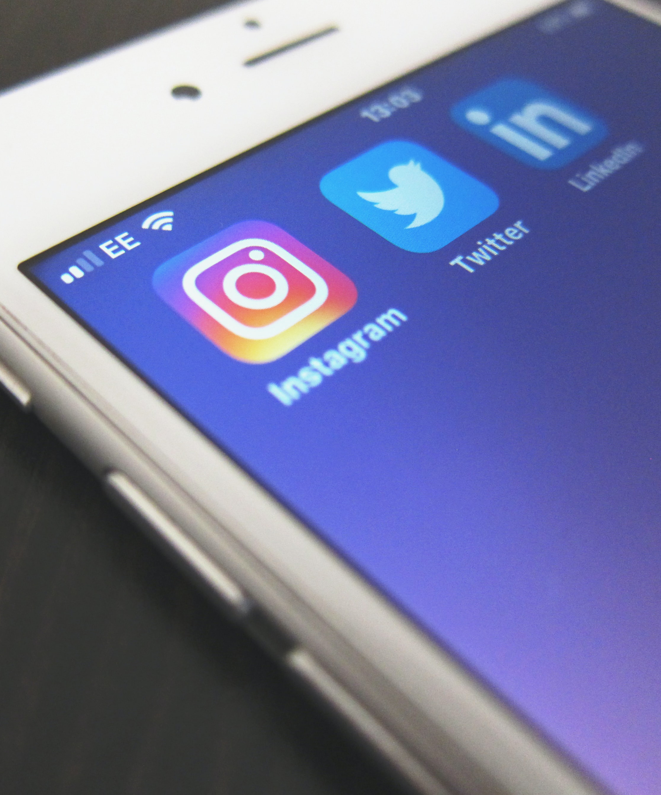 bicom-rs-linkedin-instagram-media-twitter Réseau sociaux sur smartphone