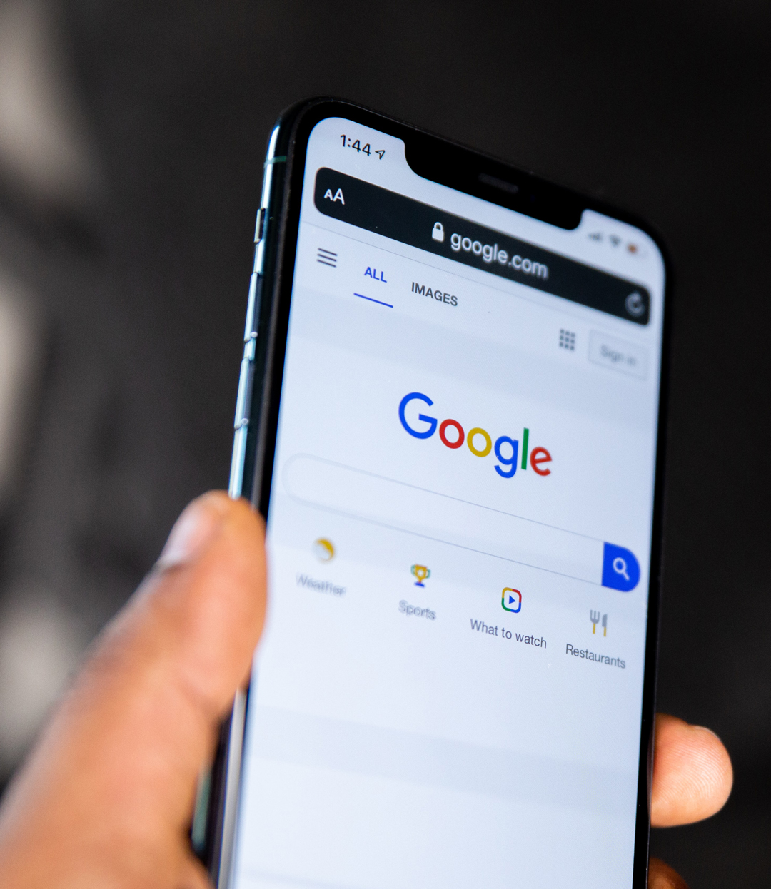 Google sur un smartphone stratégie de webmarketing