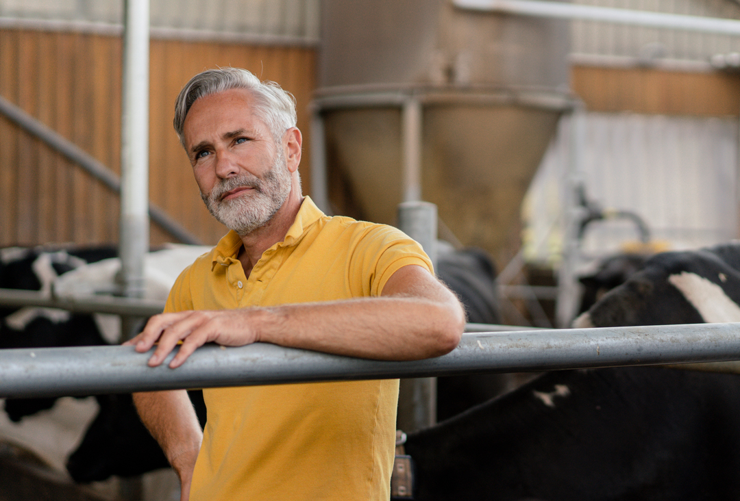 éleveur dans sa grange